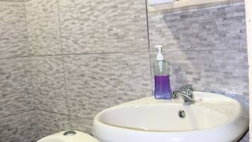 Quarto luxo | Banheiro | Secador de cabelo, toalhas de banho