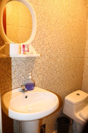 Deluxe Quadruple Room | Bathroom