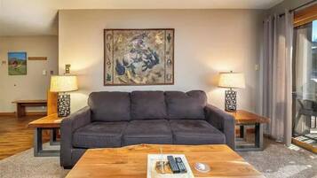 Una televisión, una chimenea