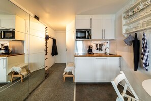 Jääkaappi, mikroaaltouuni, astianpesukone, kahvin-/teenkeitin