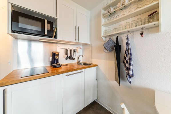 Kylskåp, mikrovågsugn, diskmaskin och kaffe- och tebryggare