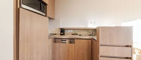 Réfrigérateur, micro-ondes, lave-vaisselle, cafetière/bouilloire