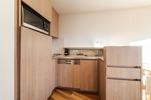 Refrigerador, microondas, lavavajillas y cafetera y tetera