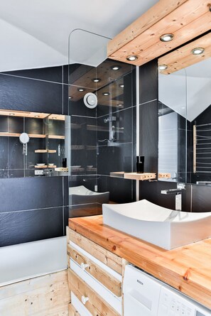 Badewanne, Haartrockner, Handtücher, Shampoo