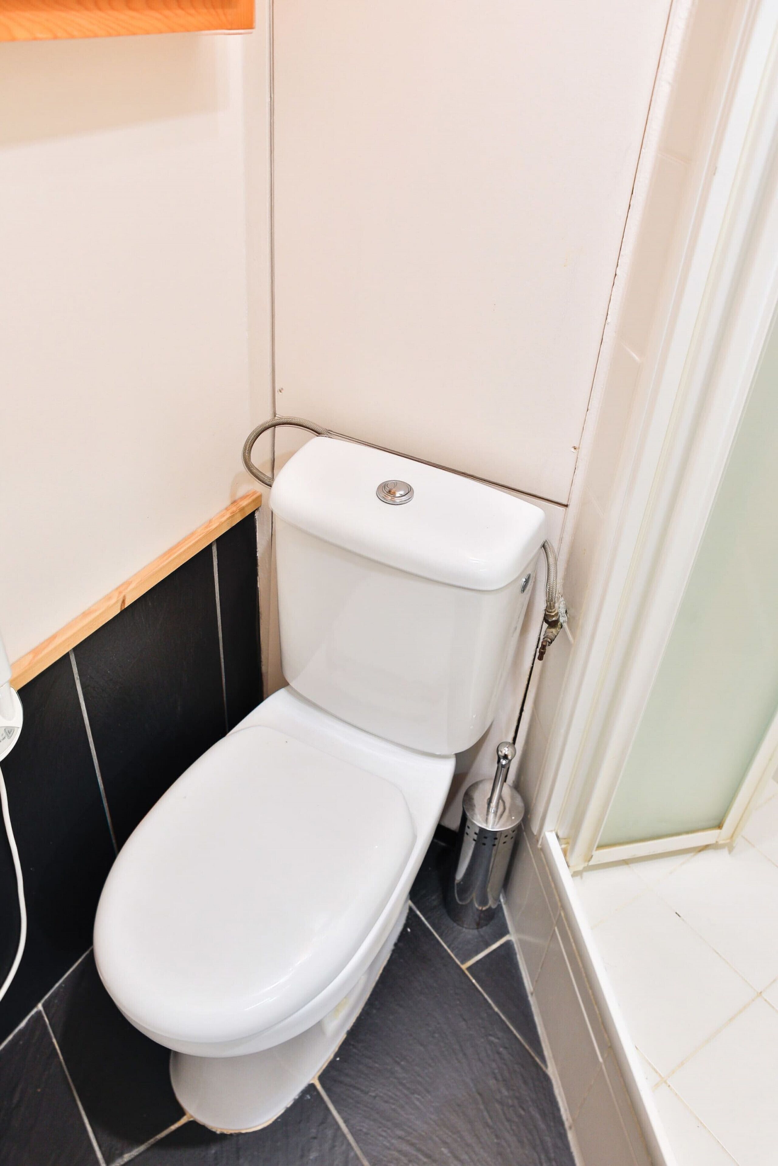 Baignoire, sèche-cheveux, serviettes fournies, shampoing