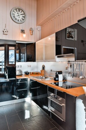 Kühlschrank, Mikrowelle, Ofen, Geschirrspüler