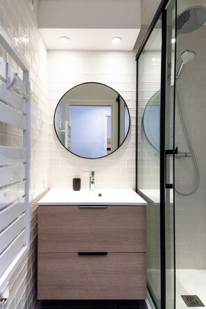 Bathtub, hair dryer, towels, shampoo