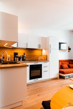 Kühlschrank, Mikrowelle, Ofen, Geschirrspüler