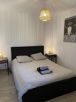 2 عدّة غرف نوم وسرير سفر وواي فاي وملاءات أسرّة