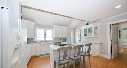 Cheerful 5 br Nantucket home; perfect for families