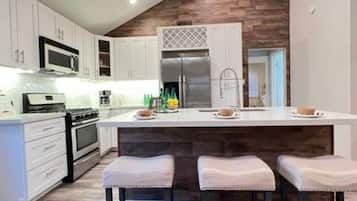 Køleskab, mikrobølgeovn, ovn, kogeplade