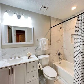 Dusch, hårtork, handdukar och tvål