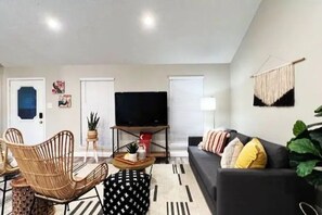 Smart-tv, eldstad och böcker