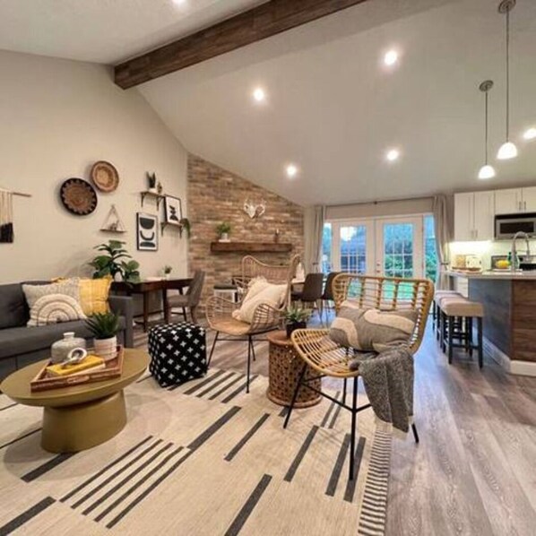 Smart-tv, eldstad och böcker