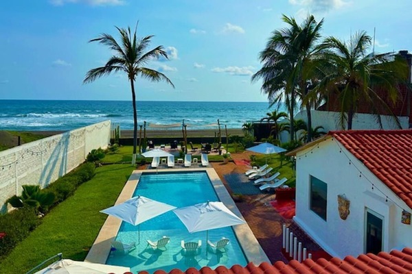 Don't just come and stay. Live the dream
in resort style.