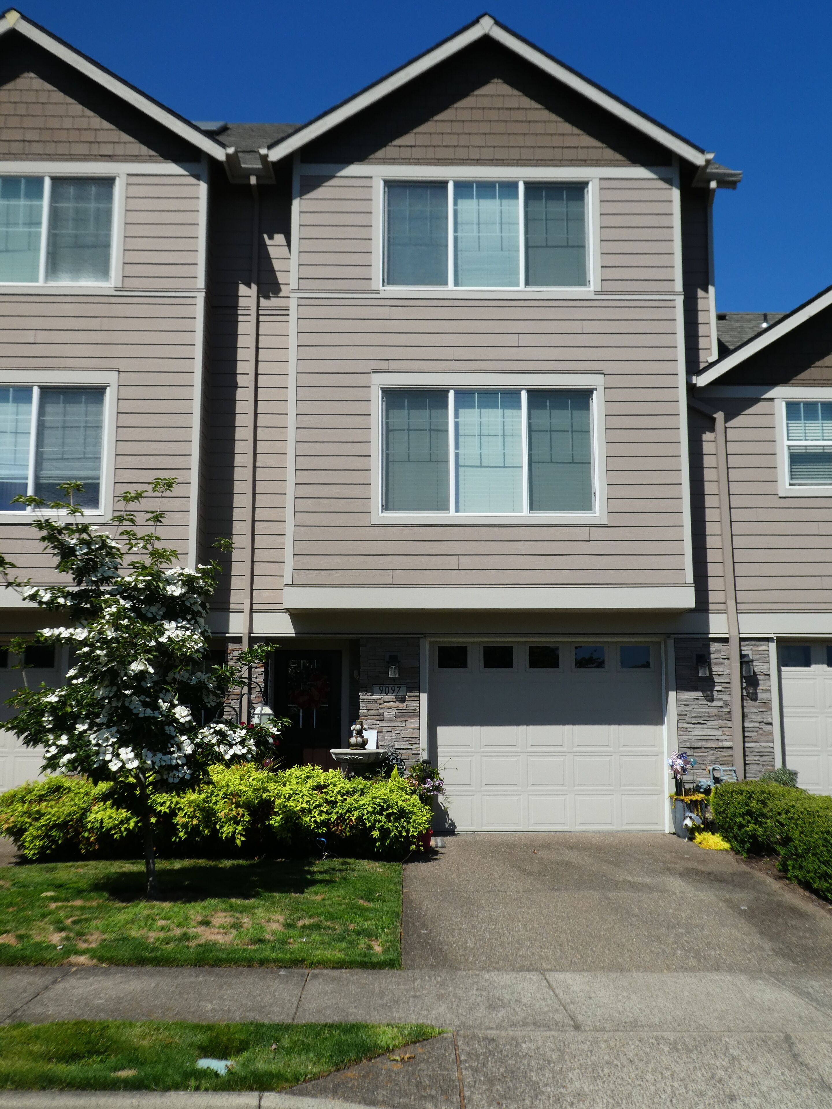 Convenient Tualatin Condominium Next to Tualatin Country Club