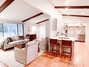 Una Smart TV, una chimenea, un reproductor estéreo