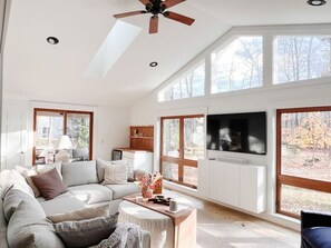 Una Smart TV, una chimenea, un reproductor estéreo