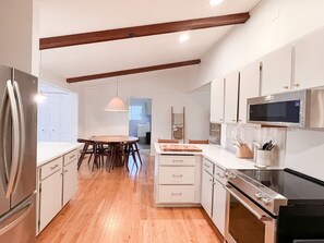 Geladeira, micro-ondas, fogão, cooktop