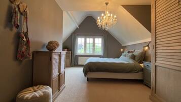 5 bedrooms, in-room safe, desk, iron/ironing board