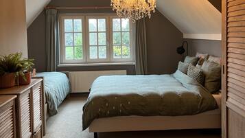 5 bedrooms, in-room safe, desk, iron/ironing board