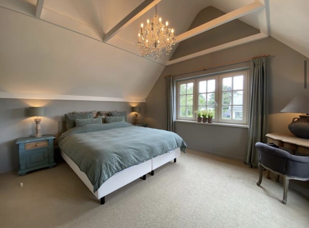 5 slaapkamers, een kluis op de kamer, een bureau