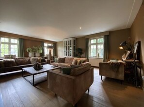 Smart TV, fireplace, foosball, books - Atmospheric country house in the green Kempen. (Baarle-Hertog)