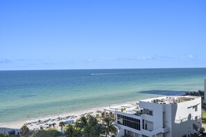 On the beach - Stunning ocean front unit 2/2 with privet beach excess (Hollywood)
