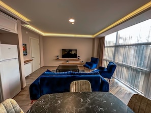 Deluxe-Suite, 1 Queen-Bett und Schlafsofa, Stadtblick | Hochwertige Bettwaren, Minibar, Verdunkelungsvorhänge, kostenloses WLAN