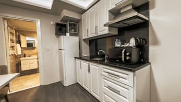 Economy Suite, 1 Queen Bed with Sofa bed | Private kitchen