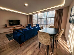 Deluxe Suite, 1 Queen Bed with Sofa bed, City View | Living area - My Smart (Yalova)
