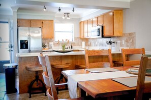 Fridge, microwave, oven, stovetop - Gather Away on Grand Island in PCB (Panama City Beach)