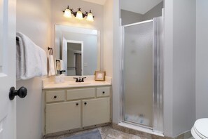 Combined shower/tub, hair dryer, towels