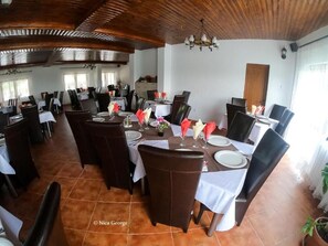 Restaurant - Hanul Patrisiei (Cartisoara)