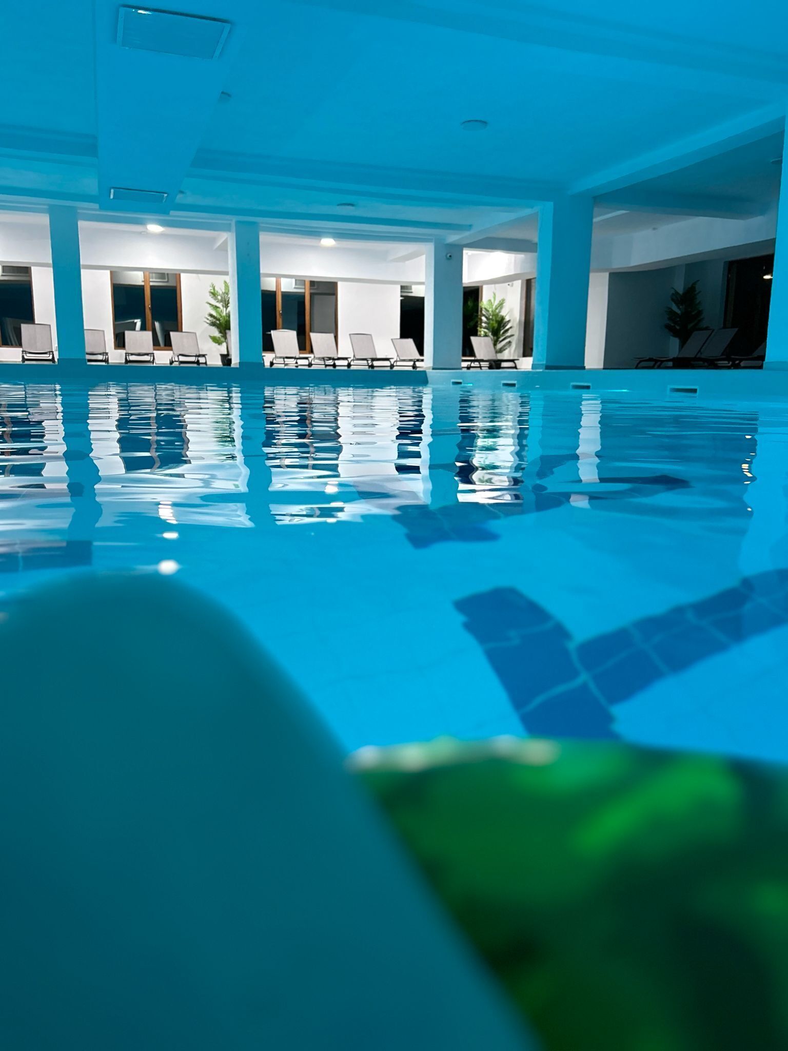 สระว่ายน้ำในร่ม เปิด 10:00 น. ถึง 21:00 น., เก้าอี้อาบแดดริมสระ