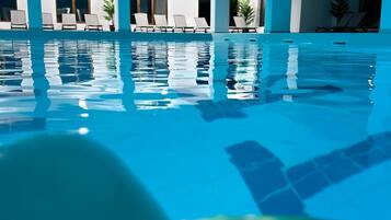 Piscine couverte, accÚs possible de 10 h 00 à 21 h 00, chaises longues