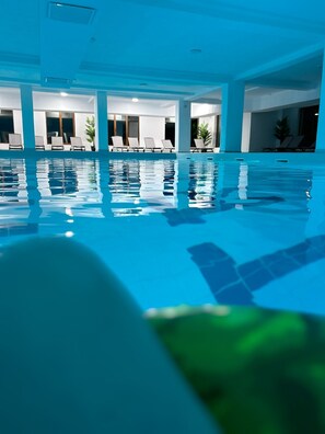 Piscina interna, funciona das 10h às 21h, espreguiçadeiras