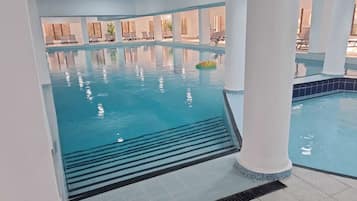 Piscine couverte, accÚs possible de 10 h 00 à 21 h 00, chaises longues