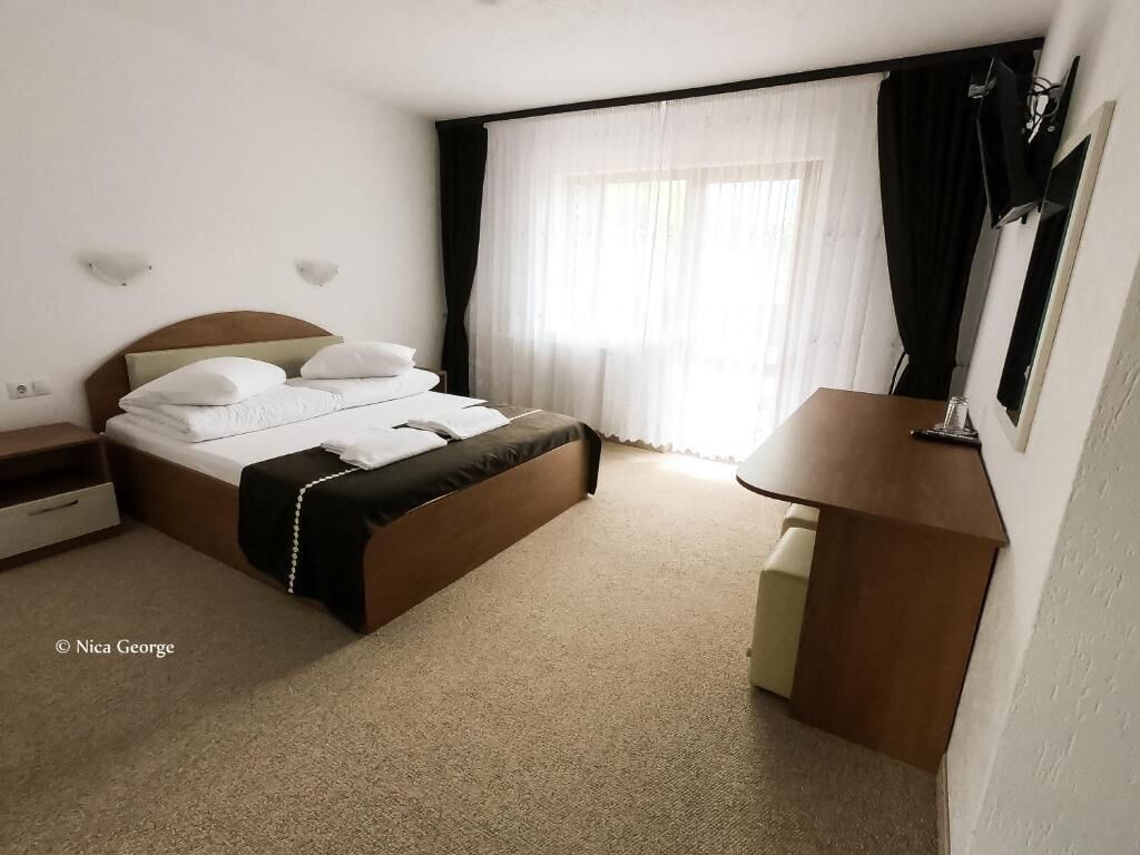 Schreibtisch, Verdunkelungsvorhänge, schallisolierte Zimmer