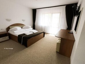 Desk, blackout drapes, soundproofing, free WiFi - Hanul Patrisiei (Cartisoara)