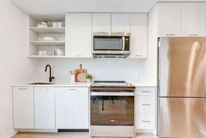 Réfrigérateur, four à micro-ondes, un four, surface de cuisson
