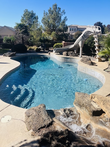 Wonderful large family home, pool, hot tub, outdoor kitchen, Bear Claw Poppy