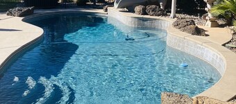 Wonderful large family home, pool, hot tub, outdoor kitchen, Bear Claw Poppy