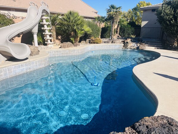 Alberca al aire libre y alberca climatizada