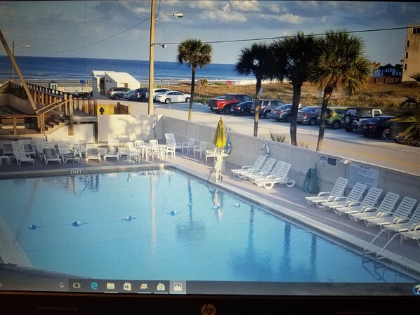 Alberca al aire libre y alberca climatizada