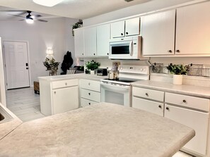 Refrigerador, microondas, horno y parrilla de estufa 