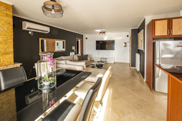 Smart TV, fireplace, video games