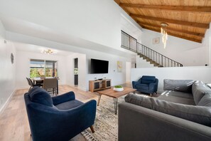 Smart TV, Netflix, streaming services, offices - 5 BD Home/Pool /Game RM/King Bed/High Ceiling (Elk Grove)