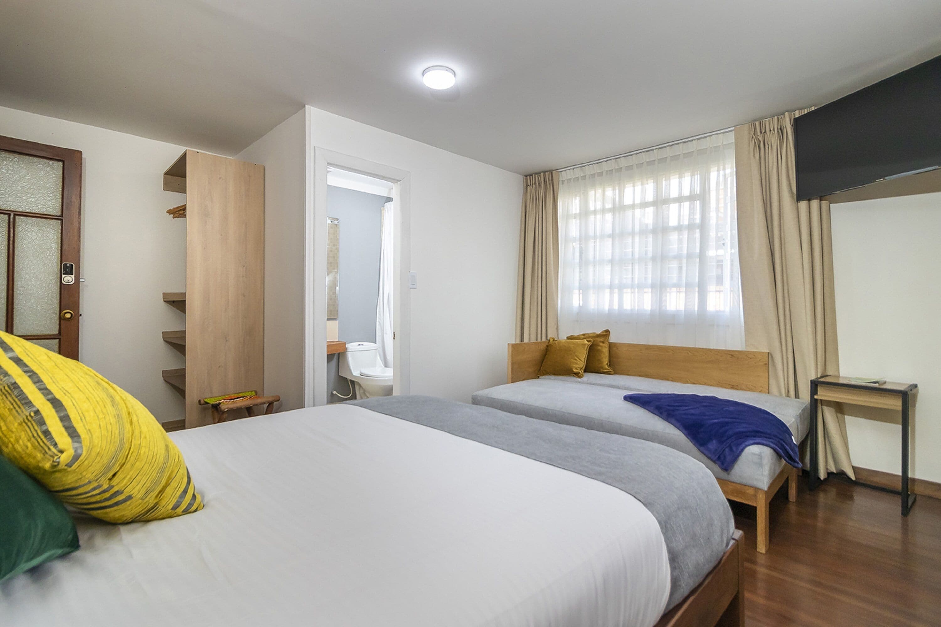 Habitació triple | Roba de llit d'alta qualitat, cobrellits i cortines opaques 