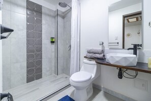 Toallas, jabón, papel de baño 